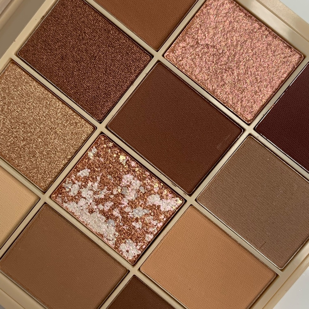 12 tones high pigment eyeshadow pallete